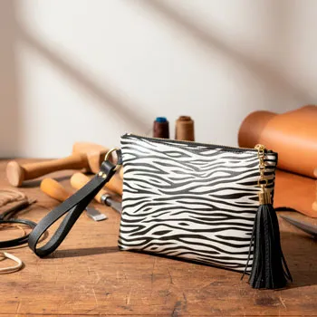 Bolso tipo sobre de cuero